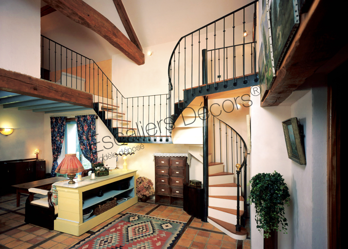 Photo DH23 - SPIR'DÉCO® Bistrot avec contremarches. Escalier en colimaçon métal et bois pour une décoration classique de caractère.